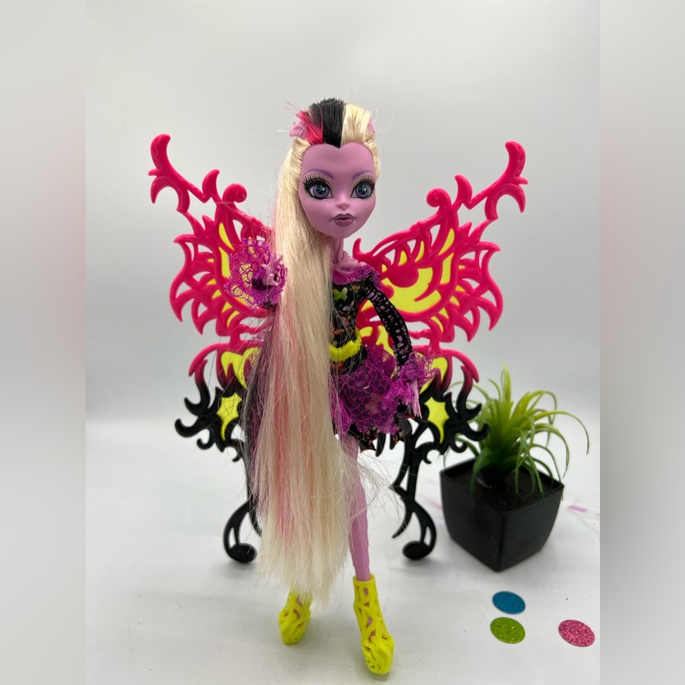 Monster High BONITA FEMUR Freaky Fusion Hybrid of Skelton & Moth Discontinued - Picture 12 of 15